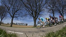 Cyklisté na trati ardénské klasiky Amstel Gold Race. Zleva Laurens De Vreese,...