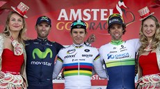 Ti nejlepí z cyklistické klasiky Amstel Gold Race na pódiu vítz se slinými...