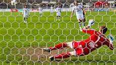 Hradecký Pavel Dvoák promuje penaltu, píbramský branká Marián Kelemen je...