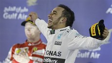 Lewis Hamilton se raduje z triumfu ve Velké cen Bahrajnu.
