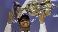 Lewis Hamilton s trofejí pro vítěze Velké ceně Bahrajnu.