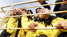 Pozstalí truchlí za obti z potopeného trajektu Sewol (16. dubna 2015).