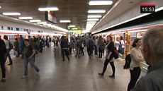 Pásmový provoz, kdy ka�dý druhý spoj kon�í na Dejvické, vadí cestujícím zejména...
