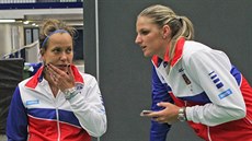 Barbora Strýcová (vlevo) a Karolína Plíková na prvním tréninku ped fedcupovým...