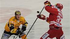 Filip Pavlík (vlevo) z Litvínova sleduje zpracování kotou�e v podání t�ineckého...