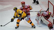 Litvínovský hokejista Jakub Petruálek vymýlí, kudy dostat puk za tineckého...