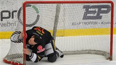 Chomutovský hokejista Martin Rýgl líbá tyčku branky, do které vstřelil...