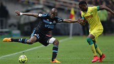 Rod Fanni (vlevo) z Marseille v souboji o mí� se Sergem Gakpem z Nantes.