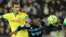 Michy Batshuayi (v tmavém) z Marseille pekonává Ozwada Vizcarronda z Nantes.