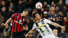 Nelson Valdez (vlevo) z Frankfurtu a Granit Xhaka z Mönchengladbachu v...