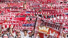 Slávisti�tí fanou�ci pochodují sm�r Letná.