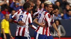 Antoine Griezmann (druhý zprava) z Atlética Madrid se se svými spoluhrái...