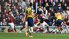 Aaron Ramsey z Arsenalu (druhý zprava) posílá mí do sít Burnley.