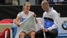 Petra Kvitová (vlevo) a Petr Pála na tréninku ped fedcupovým utkáním s Francií