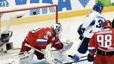 Finský hokejista Ossi Louhivaara skóruje v utkání EHT proti Rusku.