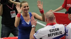 NÁVRAT. Petra Kvitová se poprvé od konce února objevila v soutním zápase. A zvládla ho, porazila Kristinu Mladenovicovou a piblíila esko k finále Fed Cupu.