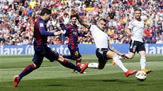 Luis Suárez z Barcelony dává gól proti Valencii.
