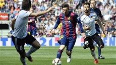Útoník Barcelony Lionel Messi vede mí v utkání s Valencií.