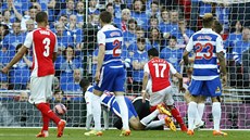 Alexis Sánchez (v erveném s íslem 17) z Arsenalu stílí úvodní gól v zápase s...