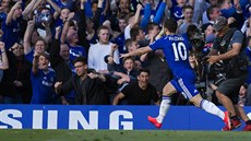 Eden Hazard z Chelsea mohutně oslavuje s fanoušky gól proti Manchesteru United.