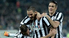 Hrái Juventusu Turín slaví gól.