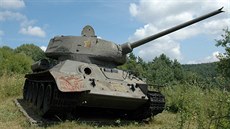 Dukelský prsmyk: Taran, pomník na kiovatce ke Kapiové  T-34/85 a nmecký panzer IV