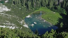 Sengsengebirge, pohled na jezero Feichtausee pod vrcholem Hoher Nock