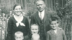 Zleva stojí rodi�e Antonie a Alois Prudilovi, pod nimi Milo�, kterého coby...