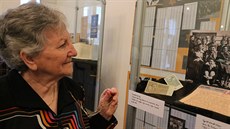 Věra Weberová si prohlíží exponáty na výstavě, kterou Masarykovo muzeum v...
