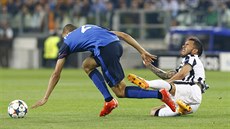FAUL, NEBO NE? Carlos Tévez z Juventusu (vpravo) padá po souboji s monackým...