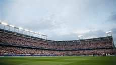 VE JE NACHYSTÁNO. Zaplnný stadion Vicenteho Calderóna se tí na tvrtfinále...