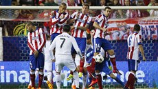 PÍMÝ KOP. Stela Cristiana Ronalda z Realu Madrid skoní ve zdi.