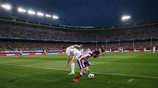 KDO S KOHO? Gareth Bale z Realu Madrid (vlevo) bojuje s Juanfranem z Atlétika.
