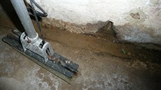 Odvod�ovací kanálky u podlahy ve sklep�. (ilustra�ní snímek)
