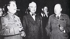 J. V. Stalin, H. Truman a W. Churchill na postupimské konferenci v lét 1945