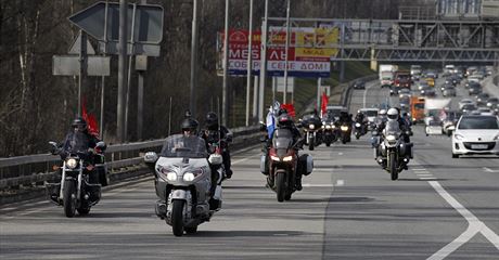 Vtina len ruského motorkáského klubu Noní vlci se pi jízd do Berlína nedostala ani pes Polsko (na snímku po odjezdu z Moskvy). Pesto jich nkolik me dojet a do Olomouckého kraje.