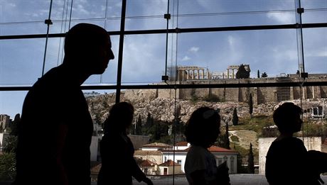 Siluety turist v aténském muzeu Akropole (25. dubna 2015)