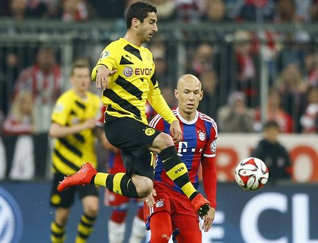 Arjen Robben (vpravo) z Bayernu sleduje pihrávku Sokratise z Dortmundu.