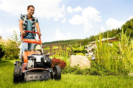 Finská pota se rozhodla rozíit svou nabídku slueb o sekání trávník. (Ilustraní foto)