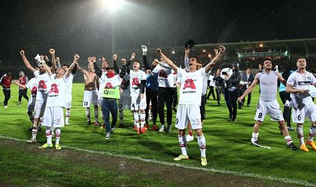 HURÁ, JSME TAM! Fotbalisté Carpi oslavují, po remíze 0:0 s Bari si s pedstihem...