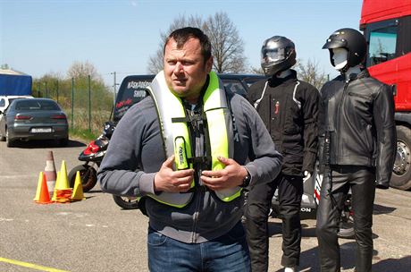 Testovn airbagu pro motorke v Praze