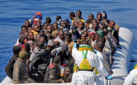 Italtí policisté se blíí ke lunu s africkými uprchlíky nedaleko libyjského...