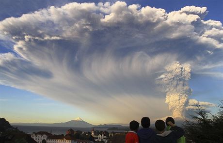 Výbuch sopky Calbuco v Chile. Zábr z msta Puerto Varas (22. dubna 2015).