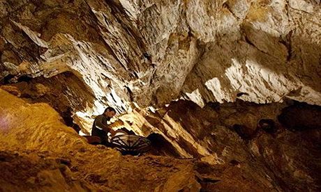 Vystoupení Podzemních ivl ve Zbraovských aragonitových jeskyních uvedl...