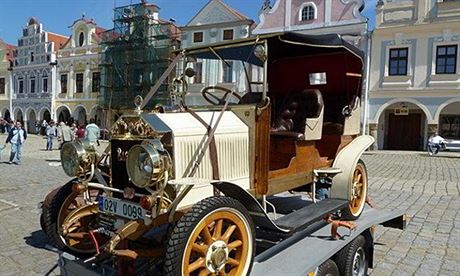 Nádherná stará auta v kulisách historického námstí, taková je Veteránská revue...