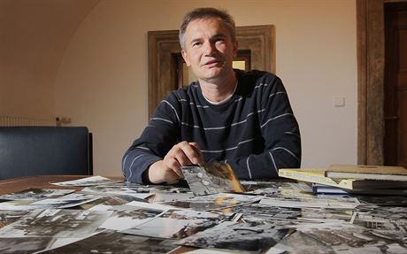 Plzeský historik Karel Foud nad stolem plným fotografií z 2. svtové války