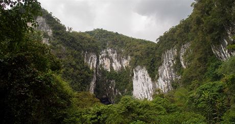 Skaln masiv, ve kterm se nachz jeskyn Deer cave. st vstupu je vidt...