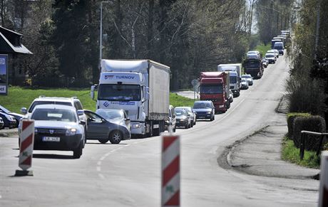 Tento snímek vznikl v dob, kdy se v Humpolecké ulici ped temi lety opravoval most pes eleznici. Podobn dlouhé kolony jsou tu naprosto bné i dnes.