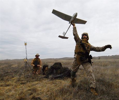 Dron Raven od kalifornského výrobce AeroVironment, který má ve výbav i eská...