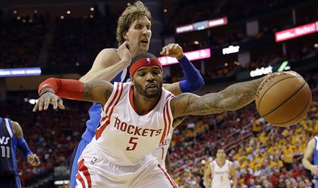 Josh Smith (vpedu) z Houstonu si kryje mí ped Dirkem Nowitzkim z Dallasu.